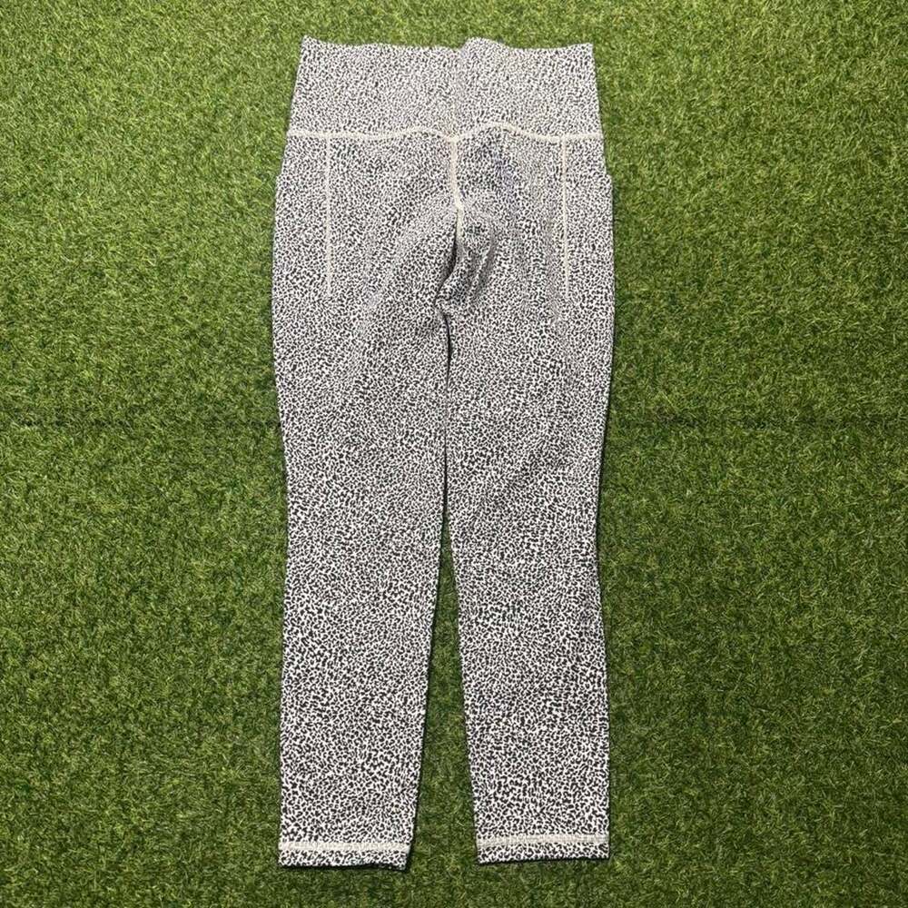 Athleta whiteblack leopard print capri